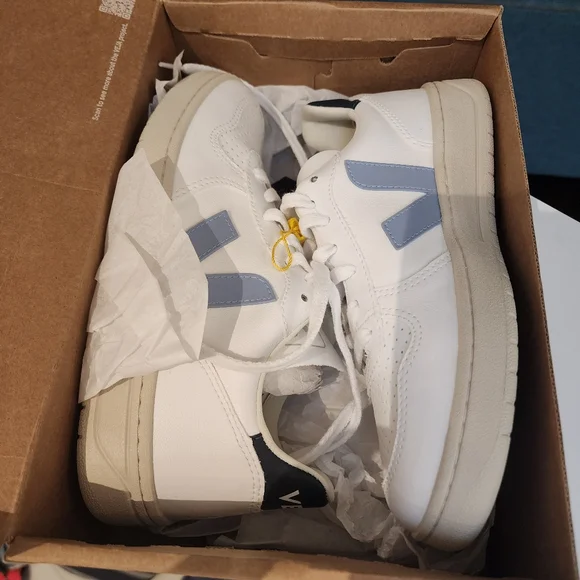 SOLD - NWT Size 39 Veja 10 CWL Sneaker - Picture 4 of 8